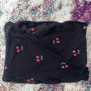 Hollister cherry top